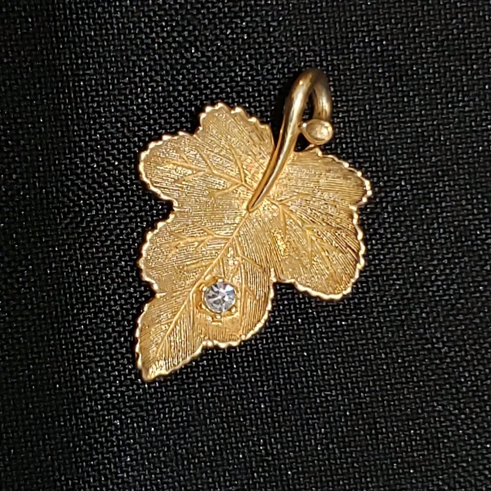 Vintage 1978 Avon "Radiant Leaf" Gold-Leaf Pendant Rhinestone Retro